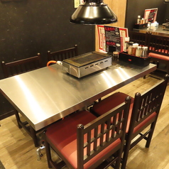 【地元のご友人との時間】気兼ねなく会話を楽しめるテーブル席で、美味しい焼肉と懐かしい思い出話に花を咲かせてみてはいかがでしょうか。