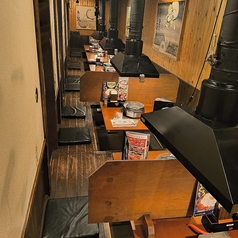 掘りごたつでゆったりと、ご家族での団欒に最適なお席です。お子様用の食器・椅子もご用意しており、安心してご利用いただけます。新鮮な食材を丁寧に下処理しており、お肉の旨味がぎゅっと詰まった一品一品をお楽しみください。