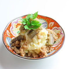 出汁ごぼうと甘辛そぼろのポテトサラダ