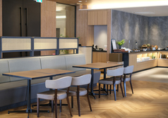 着席の場合は最大で60名、立食の場合は最大で120名まで収容可能。エリア内には専用のビュッフェ台があり、ダイニングエリアを広々と使える点が魅力的。椅子やテーブルを動かせば、自由な空間作りが叶います。