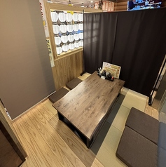 冬はあたたかく、夜は落ち着いた雰囲気でまったり宴会もOK。仲間とおしゃべりしながら、焼き鳥や串カツをゆったり味わえます。少人数での飲み会や、会社帰りのほっと一息タイムに最適です。