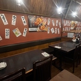 ご家族、ご友人との飲み会や、会社宴会まで幅広くご利用いただけるテーブル席や、座敷、個室などをご用意◎広々として明るい雰囲気の店内は、長居したくなる居心地の良さが自慢。ご利用シーンや、人数に合わせて最適なお席へご案内いたします！温かみのある店内でリラックスしたひとときをお過ごしください。