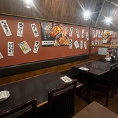 ご家族、ご友人との飲み会や、会社宴会まで幅広くご利用いただけるテーブル席や、座敷、個室などをご用意◎広々として明るい雰囲気の店内は、長居したくなる居心地の良さが自慢。ご利用シーンや、人数に合わせて最適なお席へご案内いたします！温かみのある店内でリラックスしたひとときをお過ごしください。