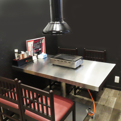 【会話を楽しむお席】ゆったりとしたテーブル席で、周りを気にせずお食事と会話をお楽しみいただけます。こだわりの焼肉と豊富なドリンクメニューをご用意しております。