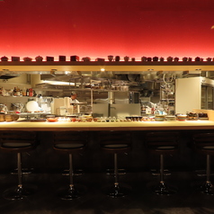 【キッチンカウンター】1~6人/キッチンカウンターは料理ができあがる瞬間を目の前で楽しめるワクワク感が魅力。シェフとの会話や調理の音、香りまでライブ感たっぷりで、ただ食べる以上の体験に。肩肘張らずに美味しい時間を分かち合える、特別で居心地のいい場所です。