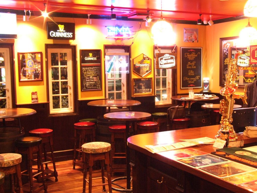 英国のパブみたいな雰囲気の店内！TVがあるのでスポーツ観戦も出来ます！