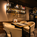 壁側に配置された4名席は、ソファスタイルでゆったりとくつろげるのが魅力。居心地の良さが好評で、食事も会話も自然と弾みます。カジュアルな集まりや女子会にもおすすめです。