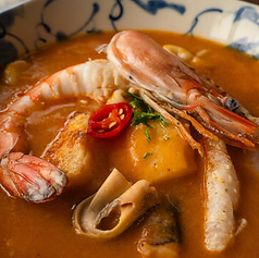 PARIHUELA DE MARISCOS 魚介出汁のトマトスープ赤ワイン風味