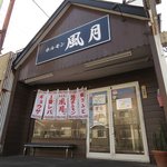 仲間と囲むホルモンで乾杯！活気満ちる賑やかな店内でシェアしながら笑顔あふれる楽しい夜を過ごそう