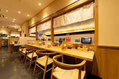 店内にはカウンター席もありおひとり様でもお気軽にご利用いただけます!搭乗前後のお時間にゆっくりお食事いただけます。