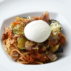ベーコンと揚げ茄子のトマトソースパスタ ・ブッラータチーズのせ