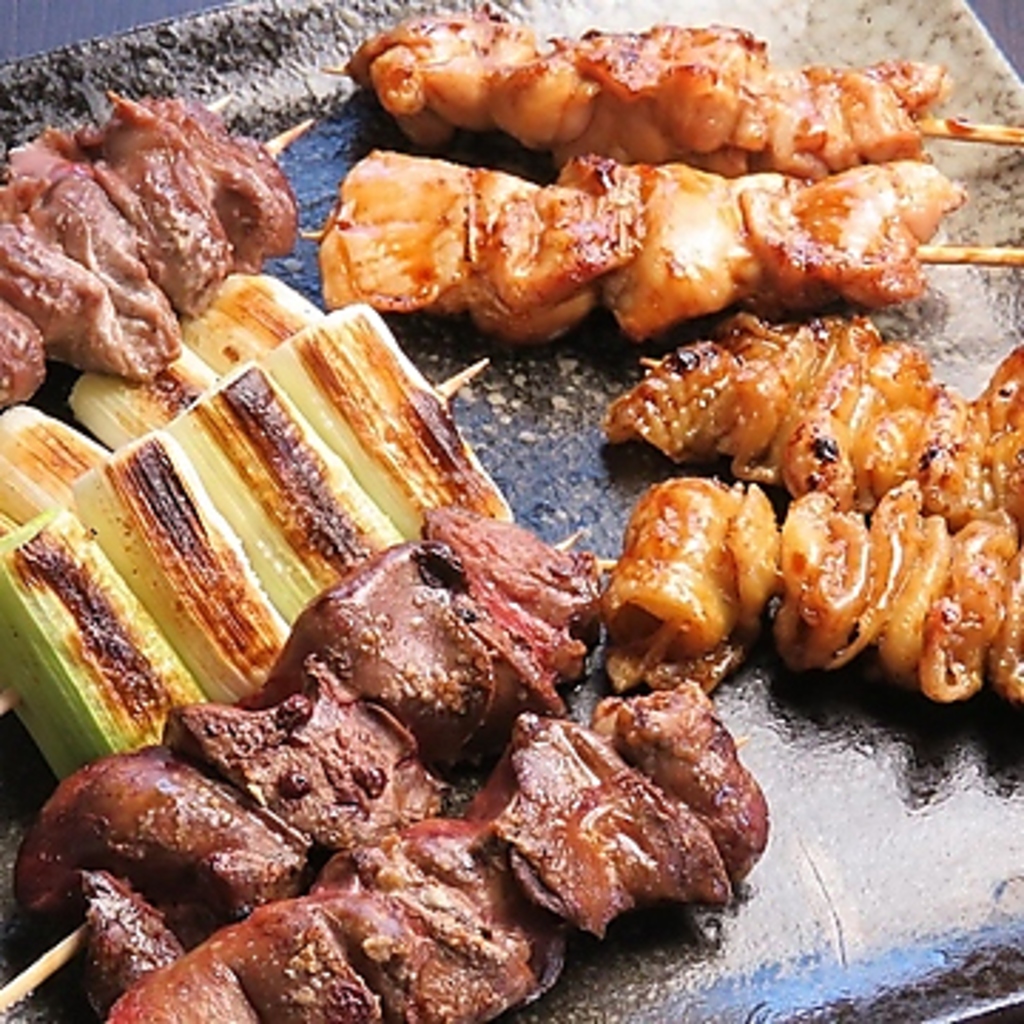 焼き鳥は160円(税込)から様々な部位を楽しめます！おまかせ盛合せをみんなでシェアして楽しむのも◎