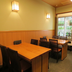 【テーブル席(4名様×2卓)】当店のテーブル席は、4名様用が2卓あり、友人や恋人との食事に最適です。温もりのあるインテリアが心を和ませ、ゆったりとした会話を楽しむひとときを提供します。特別なお食事をお楽しみください。記念日や会食などに◎