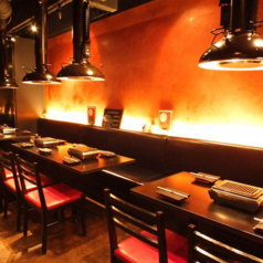 ゆったりとしたテーブル席は、友人との楽しいひとときにぴったり。落ち着いた雰囲気の中、厳選された肉をじっくり堪能できます！お肉の旨味を心ゆくまでお楽しみ下さい♪