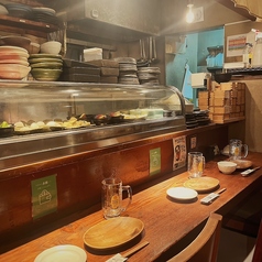 【各線三宮駅から徒歩2分】三宮の駅チカ居酒屋『八百屋』には、様々なシーンでご利用頂けるお席をご用意しております。カウンター席は1名から2名様におすすめ。目の前にはおばんざいの並ぶショーケースが！※ご利用をご希望の方は詳細についてスタッフまでお問い合わせ下さい。【三宮 居酒屋 飲み放題】