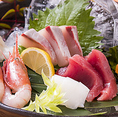 迫力満点】月に一度のマグロ解体ショーを開催！定期的に行われるマグロの解体イベントでは、プロが豪快に捌くパフォーマンスを目の前で堪能できるのが自慢です。活気ある空間で、捌きたての海の幸を味わう贅沢なひとときを、ご友人やご家族皆様でぜひ体験してください。