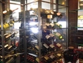 約５０種のワインはガラス張りのセラーより。 