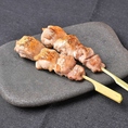 鮮度抜群の地鶏「近江黒鶏」を目玉に、数量限定心のこり、ちょうちん、お野菜など種類豊富な串焼きをご用意しております。