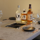 当店のこだわりは、上質な焼肉だけでなく多彩なドリンクのラインナップにもございます。香り高いジャパニーズウイスキー「響」や、芳醇な味わいの米焼酎「しろ」、甘く飲みやすい本格梅酒など、様々なお酒を取り揃えております。