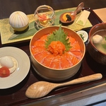 当店自慢のサーモンは静岡名産の「紅富士鱒」を使用！濃厚で上品な味をお楽しみください♪