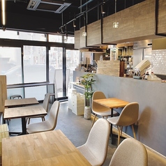 2名様用のテーブル席。デートやお友達とのお食事など様々なシーンでご利用いただけます。学生さんも大歓迎で、授業終わりのご飯にも、立ち寄りやすいお店です。