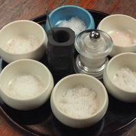 世界各国から…こだわりの塩を7種類ご用意。