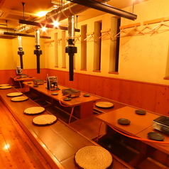 歓送迎会や忘年会、会社のご宴会など、大人数での集まりに対応できる座敷席です!人数に合わせて柔軟にお席をご用意しますので、最大22名様でのご利用も可能です。中団体様のご予約も大歓迎ですので、お気軽にご相談ください!