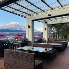 心地よい風を感じながら食事を楽しめる人気のテラス席。雨が強い日は屋根付きのテラスがおすすめです。