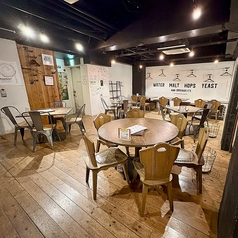 広めのフロアには4名掛けテーブルが6卓。席の間隔が広く、ゆったりお過ごしいただけます。