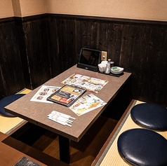 少人数での女子会やご友人とのお食事にぴったりな4名様用の掘りごたつ個室です♪全席完全個室なので、プライベート感も抜群◎「ビッグなたこ焼き」や「カルビごま塩焼き」など、人気のメニューをみんなでシェアしながら盛り上がれます♪足を崩して居心地の良い空間で、美味しいお酒と共に楽しい夜をどうぞ◎