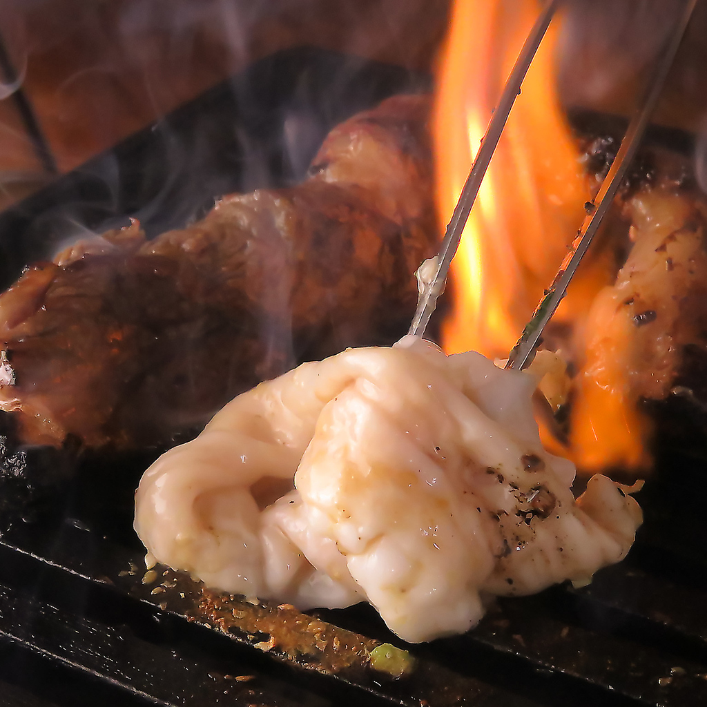 直火で焼く香ばしい肉を囲み、笑顔あふれる居酒屋で仲間と宴会を楽しむ贅沢な夜を心ゆくまで過ごそう