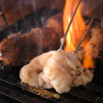 直火で焼く香ばしい肉を囲み、笑顔あふれる居酒屋で仲間と宴会を楽しむ贅沢な夜を心ゆくまで過ごそう