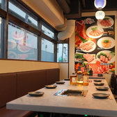 店内で喫煙が可能なため、お食事やお酒を楽しみながら、喫煙される方も気兼ねなくおくつろぎいただけます。広々とした窓際のソファ席で、お仲間とゆっくりと焼肉をご堪能ください。大人数のご宴会にも最適なレイアウトとなっております。