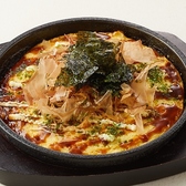 山芋をたっぷりと贅沢に使用した、養老乃瀧オリジナルの人気メニューです！お好み焼き風の香ばしい香りと、口の中でとろけるような「ふわトロ」食感がクセになる逸品。出汁の効いた優しい味わいは、お酒の合間にもぴったりです。熱々のうちに頬張れば、素材の甘みが広がります。ぜひ一度、この感動体験を！