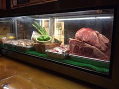 今日、食べられる美味しいお肉がカウンターに並んでいます
