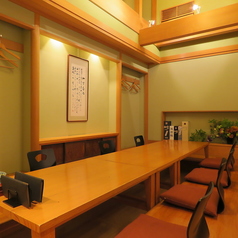 【2階個室(10名様×1部屋)】2階には10名様用の個室があり、仕切りを付けると5名様ごとで対応可能です。接待や大切な会食に最適なスペースで、周囲を気にせずゆったりとした時間をお楽しみいただけます。大切な人との特別なひとときにご利用ください。