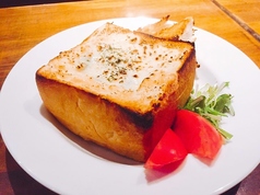 丸ごとパンの明太きのこクリームグラタン