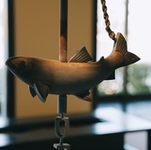 どこか懐かしい店内の雰囲気は、心が落ち着く空間になっています◎さらに、こだわりの琵琶湖産天然種苗の鮎を当店の魅力の一つである、大きな囲炉裏で焼き上げています♪掘りごたつと大きな囲炉裏を囲んで暖かい炎を眺め、非日常的で時間を忘れて、ゆっくりとお食事を味わうとリフレッシュしつつ、特別な体験ができます★