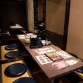 会社のご宴会や部署の集まりに最適な8名様用の掘りごたつ個室です◎周囲を気にせず会話を楽しめる完全個室なので、賑やかな飲み会にもぴったり♪足を伸ばしてリラックスできる掘りごたつ席で、当店自慢の創作料理やボリューム満点の食べ放題コースを囲みながら、皆様でワイワイと楽しい時間をお過ごしください◎