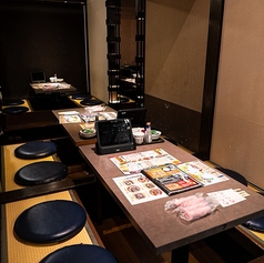 会社のご宴会や部署の集まりに最適な8名様用の掘りごたつ個室です◎周囲を気にせず会話を楽しめる完全個室なので、賑やかな飲み会にもぴったり♪足を伸ばしてリラックスできる掘りごたつ席で、当店自慢の創作料理やボリューム満点の食べ放題コースを囲みながら、皆様でワイワイと楽しい時間をお過ごしください◎