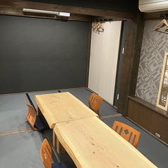 和の趣あふれる落ち着いた座敷席で、心安らぐ極上のひとときを。足を伸ばしてゆったりとくつろぎながら味わう極上のすき焼きは、どこか懐かしく温かい日本の原風景を感じさせます。風情ある和の空間に身を委ね、厳選されたお肉と特製の割り下が生み出す至福の味わいを、心ゆくまでご堪能いただけます。