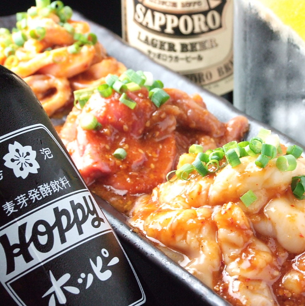 のれんをくぐり階段を下りると、そこには...隠れ家的ホルモン酒場が♪