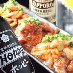 のれんをくぐり階段を下りると、そこには...隠れ家的ホルモン酒場が♪