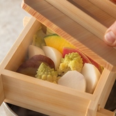 蒸籠蒸し料理など和食をメインに当店こだわりの逸品の数々をご提供いたします。お造りや串揚げをはじめ、そばやステーキ、ポテトフライなどもお楽しみいただけます。