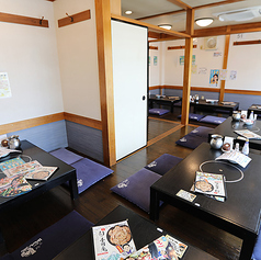 仕切りで区切られたお座敷席もございます。消毒液の設置、定時消毒、間隔を開けたお席のご案内にも十分配慮しております。 また店内に加熱式タバコ喫煙席もございます。 別室に喫煙ルームも完備しております。