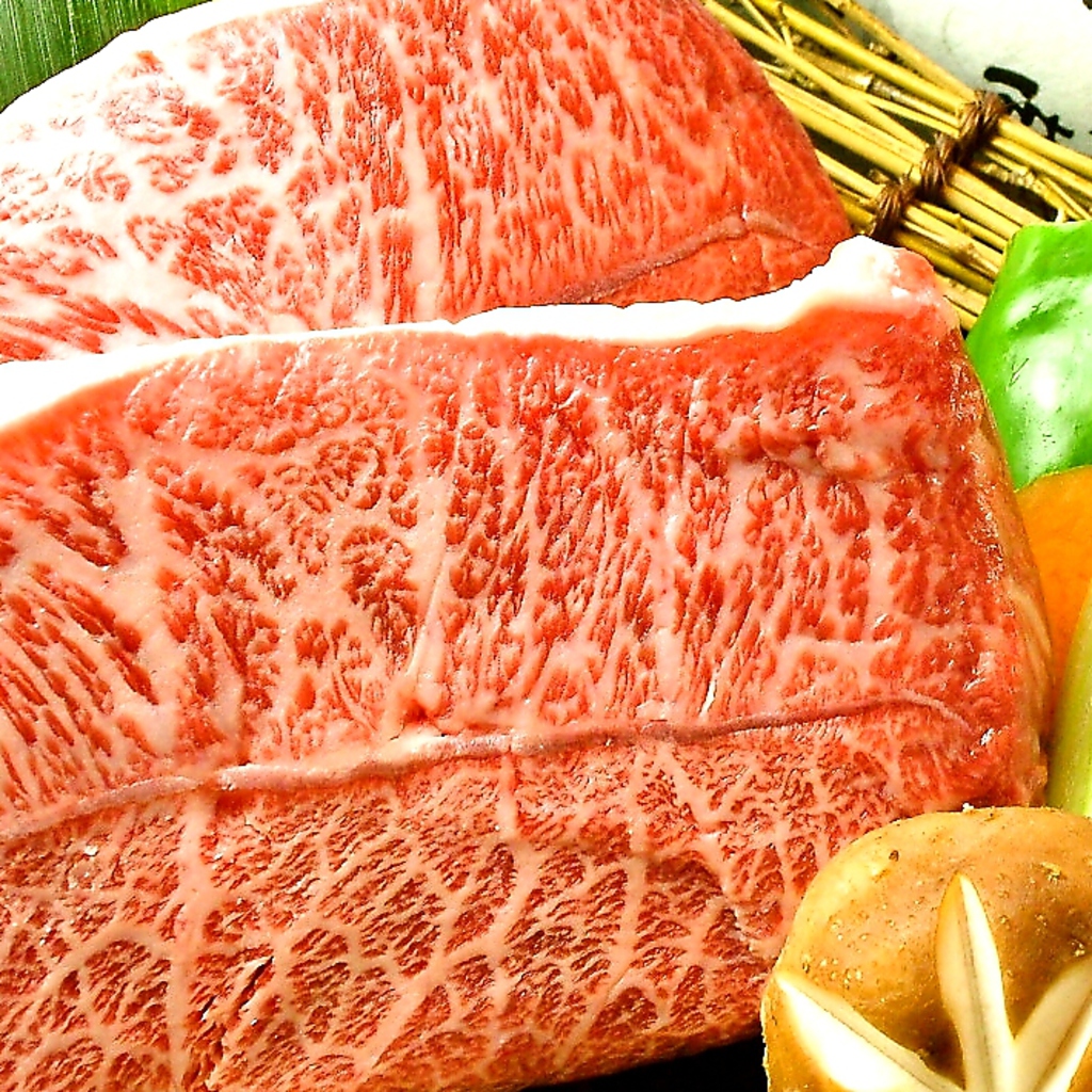お肉が上質なだけでなく、職人がサシのバランスが良い部分だけを、贅沢に厚切りで提供！