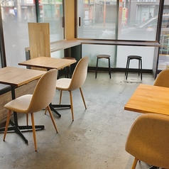 お一人様でも気軽にご利用いただけるカウンター席をご用意しております。忙しい毎日の中で、ちょっとした息抜きができる場所。落ち着いた空間で、自分だけの時間を楽しむことができます。