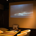 テーブル横にはスクリーンが設置されており、映像を流しながら食事を楽しむことも可能。会話のきっかけにもなり、落ち着いた空間でリラックスして過ごせます。友人同士の集まりやちょっとした会食にもぴったりです。