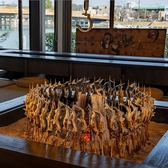 当店の自慢はこだわりの琵琶湖産天然種苗の鮎です◎大きな囲炉裏にずらっと並ぶ姿は圧巻です!暖かい雰囲気に、落ち着いてお食事をお楽しみいただけます。瀬田川と唐橋の絶景を楽しめる当店の大きな窓からの景色に癒され、自然と調和した食事を提供します!自然光が差し込む心地よい空間で特別な時間をお過ごしください♪