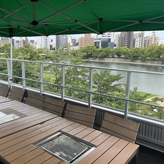 大切な人と過ごすなら、この席がおすすめ！川のせせらぎと心地よい風を感じられるリバービューのテラス席です。本格的なグリルで美味しいお肉を焼きながら、ゆっくりと語らう時間は、きっと忘れられない思い出になります。